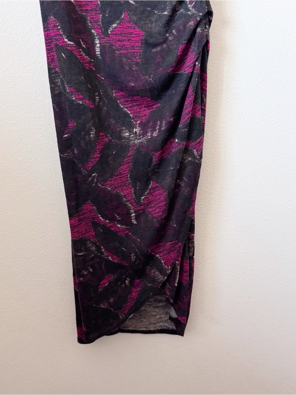 Wilfred Floral Ruched V-Neck Midi Dress in Black and Burgundy - Picture 4 of 13